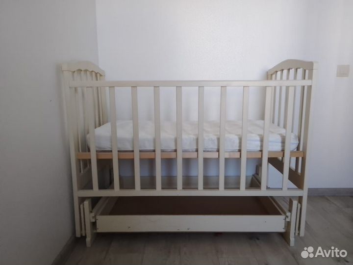 Детская кроватка с маятником и ящиком