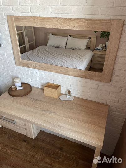 Туалетный столик с зеркалом