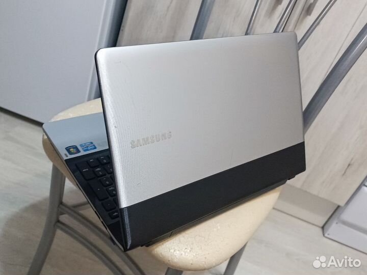 Ноутбук Samsung / i5-2450M / GT 520MX / 4GB /160GB