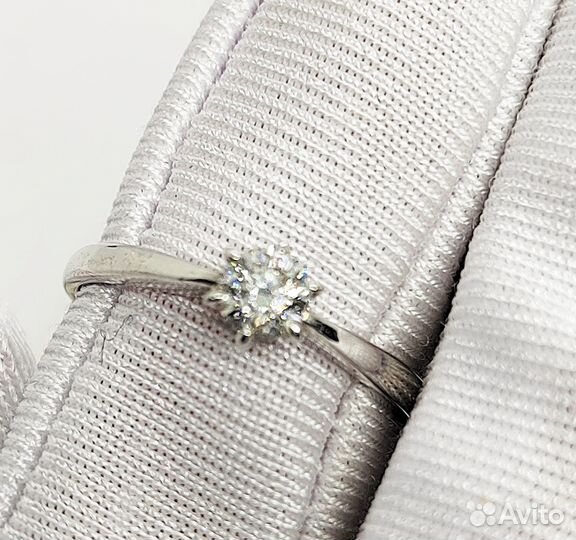 Кольцо с природным камнем Золото