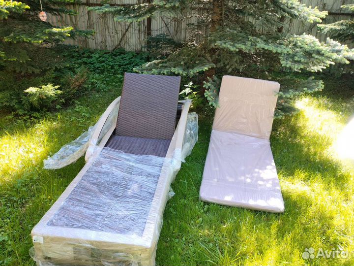 Шезлонг из искуственного ротанга типа лежак