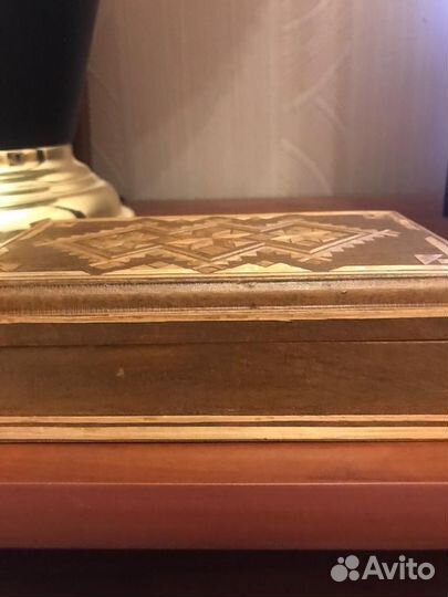 Деревянная шкатулка