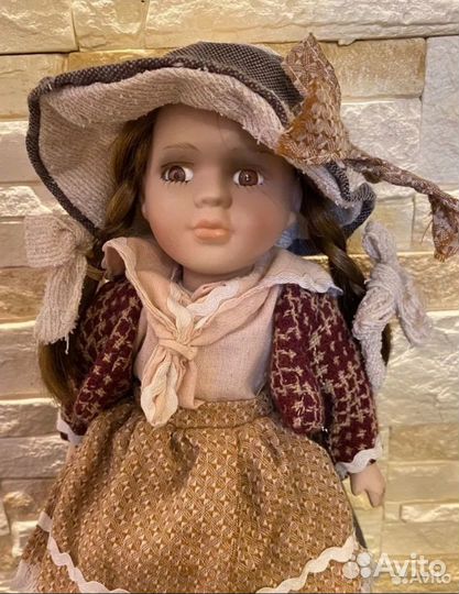 Кукла фарфоровая