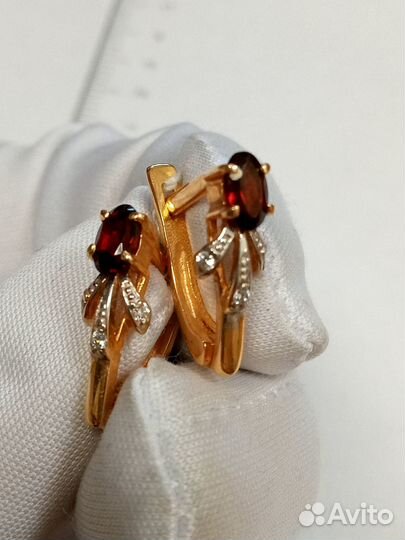 Золотые серьги с камнем