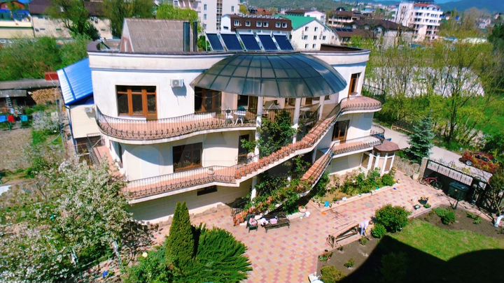 Дом 1550 м² на участке 12 сот.