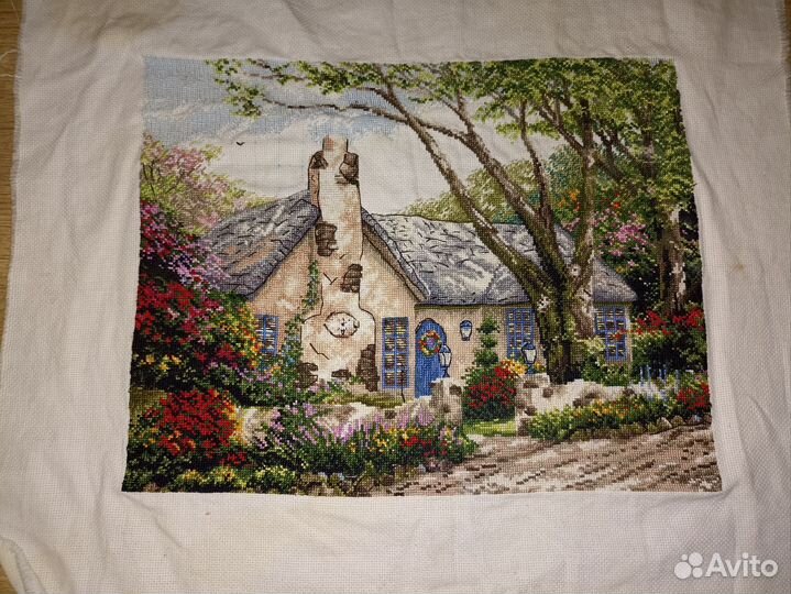 Вышитая крестиком картина Дом