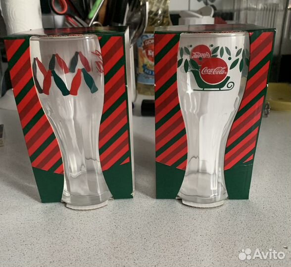Стаканы Coca cola и елочные игрушки