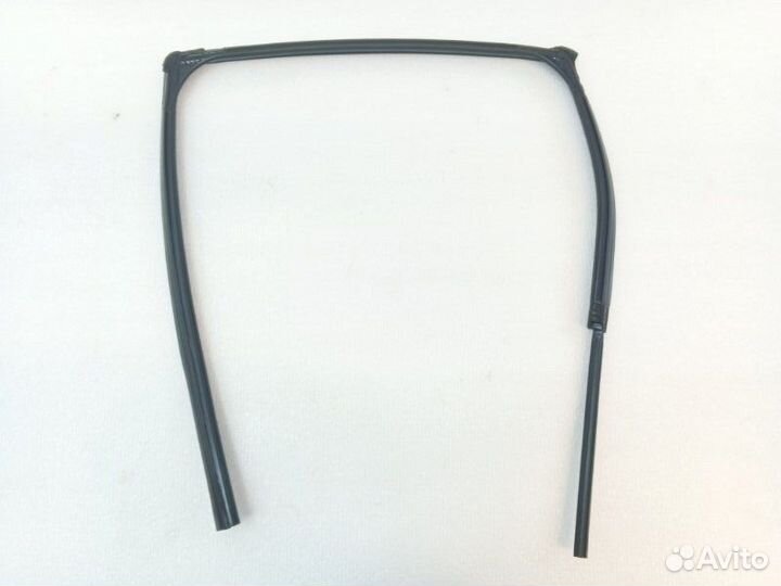 Уплотнитель стекла двери задний правый Mitsubishi