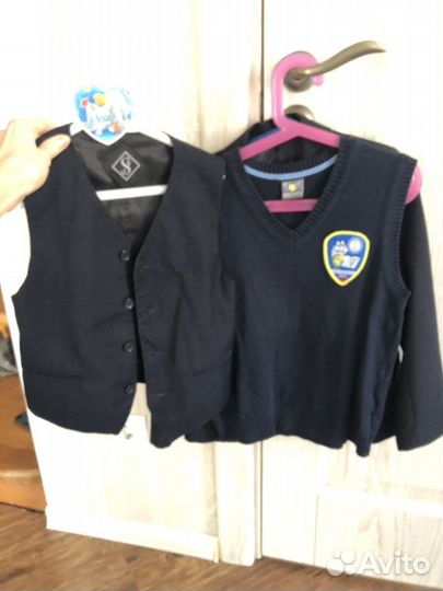 Школьный костюм(двое брюк, два жилета, пиджак)