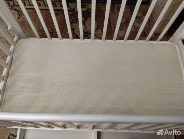 Детская кроватка с маятником