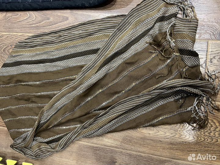 Шарфы и шапки и медицинский халат бесплатно