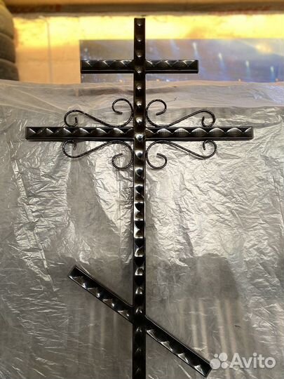 Кресты, столики, скамейки на кладбище