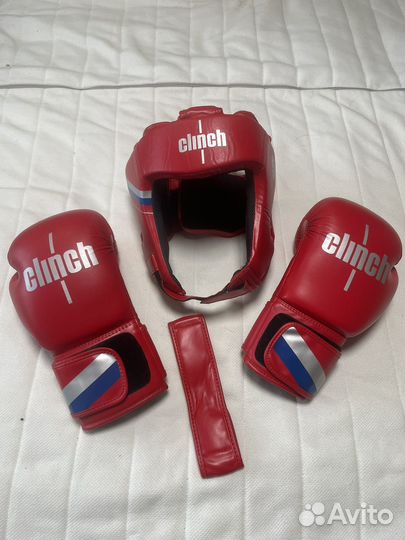 Боксерский шлем и перчатки Clinch