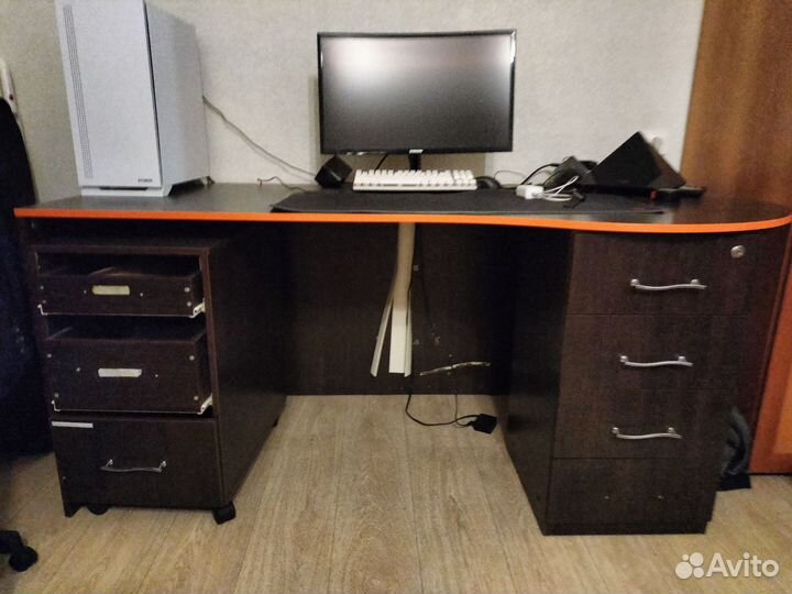 Компьютерный стол