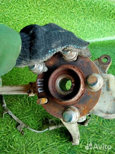 Кулак передний правый Митсубиси Диамант 3.0л 1995г