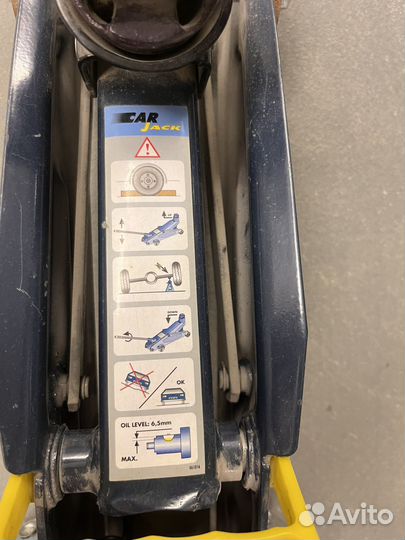 Домкрат подкатной