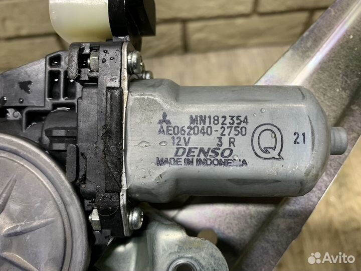 Mitsubishi Pajero Стеклоподъемник задний LH RH