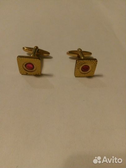 Запонки с красным камнем