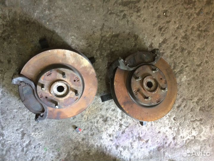 Кулаки передние в сборе Mitsubishi Lancer 9 1.6