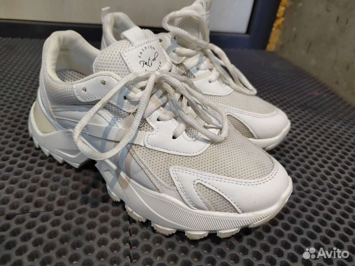 Кроссовки женские