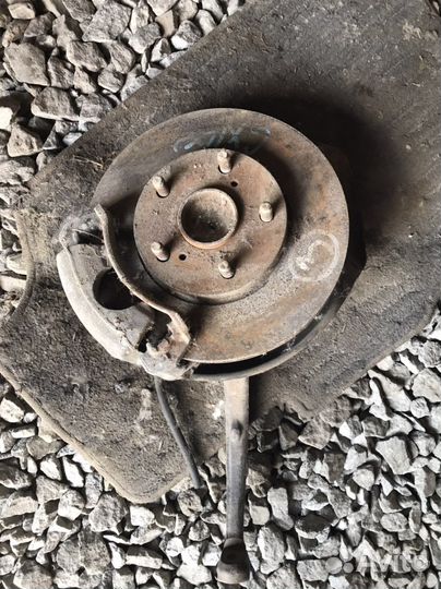 Ступица передняя левая на toyota mark II GX100