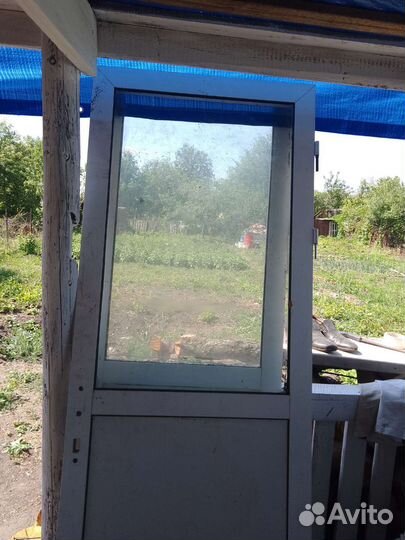 Дверь пластиковая со стеклом