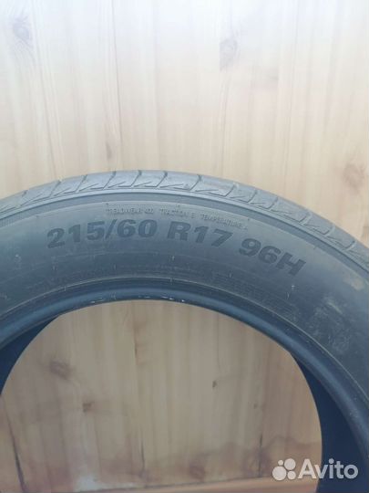 Kumho Ecsta HS51 215/60 R17