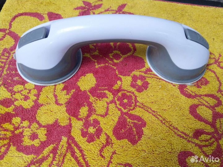 Присоска. Можно как ручка в ванную, туалет