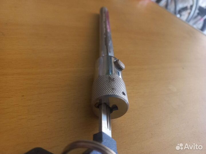 Штырь блокировки с ключами