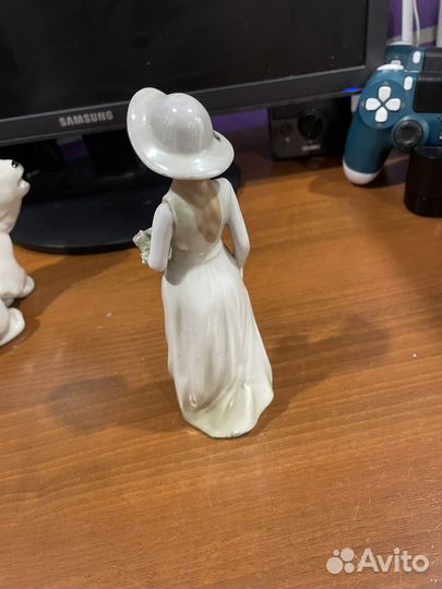 Статуэтка «Девушка с цветами»