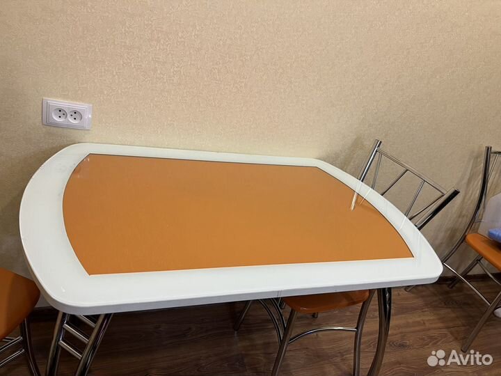 Стол кухонный со стульями