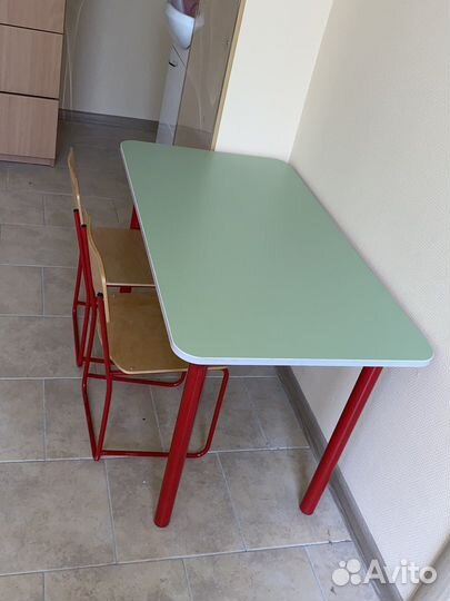 Школьная парта и стул