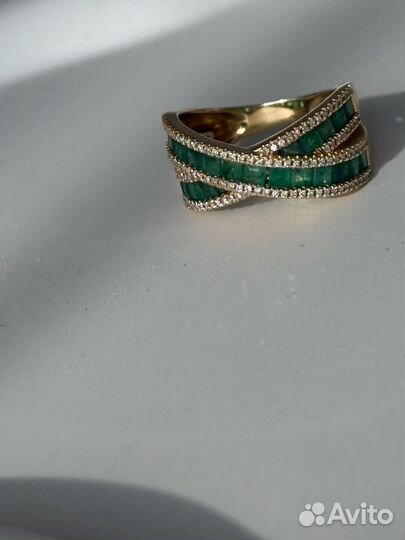 Кольцо с бриллиантом