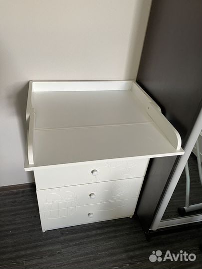 Пеленальный комод с кроватью и матрасом