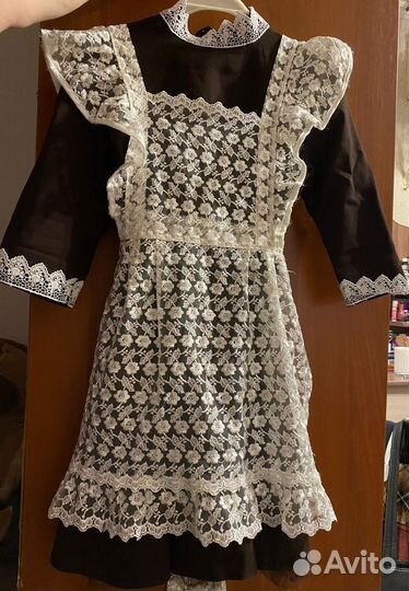 Школьная форма вместе с черным и белым фартуком