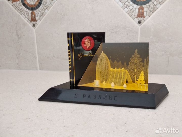 Сувенир СССР из пластмассы Ленин в разливе. Шалаш