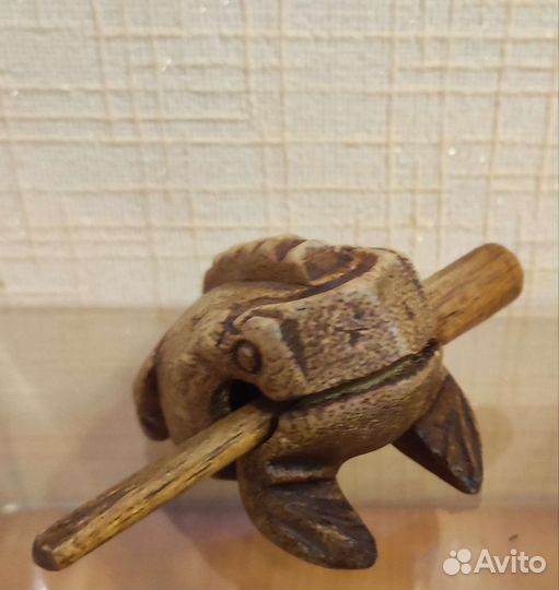 Лягушка из дерева сувенир