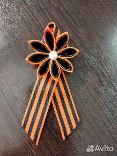 Георгиевская лента с лепестками канзаши. брошь