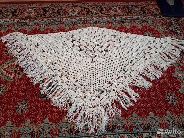 Шаль белая, вязаная и варежки