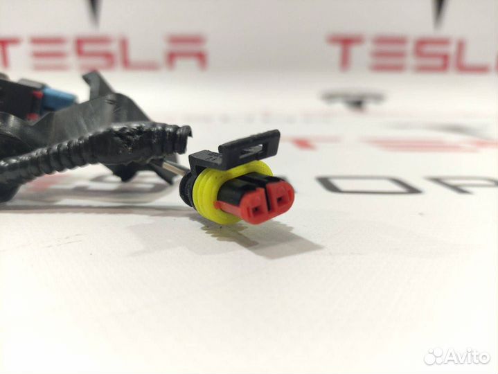 Фишка (разъем) электропроводка подкапотная Tesla