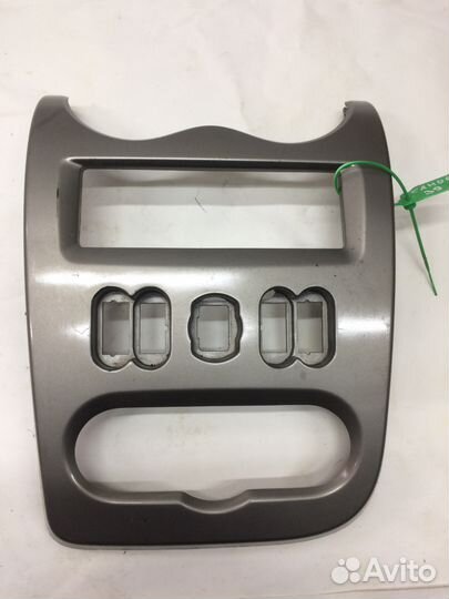 Накладка центральной консоли магнитолы сандеро