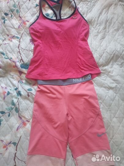 Топ и шорты для занятий спортом