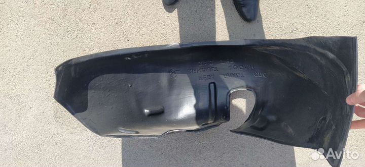 Задний левый подкрылок Рено Логан 1