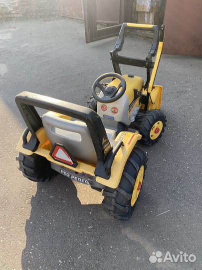Детский трактор с педалями Peg-perego