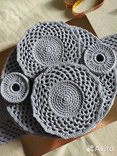 Набор для сервировки, вязаные салфетки, подставки