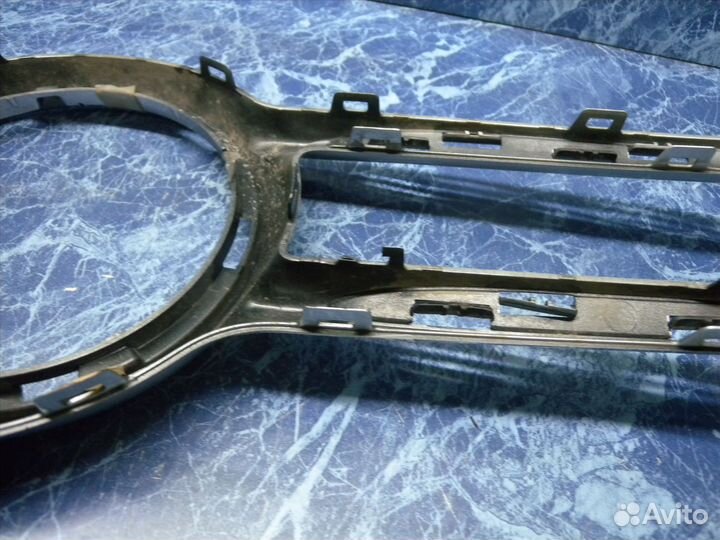 Накладка центральная решетки радиатора Mercedes W4