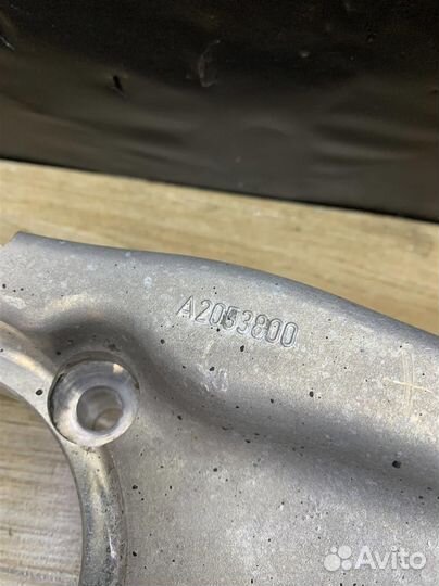 Кулак передний правый Mercedes W205