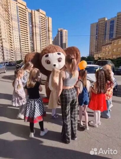 Медведь на день рождения и Чебурашка