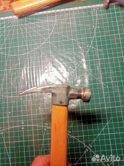 Молоток с гвоздодером