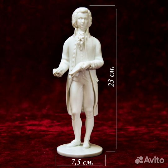 Фарфоровая статуэтка